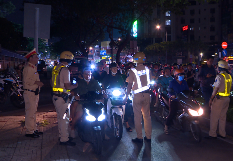 Bất chấp nguy hiểm, tài xế quay xe chạy ngược chiều trốn chốt CSGT đo nồng độ cồn -0