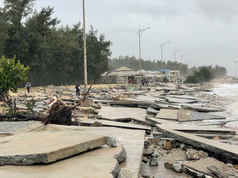 Bờ biển ở Thừa Thiên Huế bị sóng đánh vỡ tan nát trong bão số 6 -0