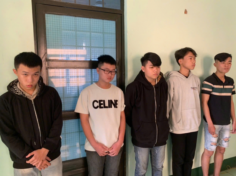 Tạm giữ hai nhóm thanh niên 