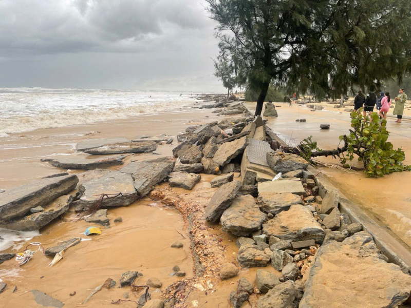 Bờ biển ở Thừa Thiên Huế bị sóng đánh vỡ tan nát trong bão số 6 -0