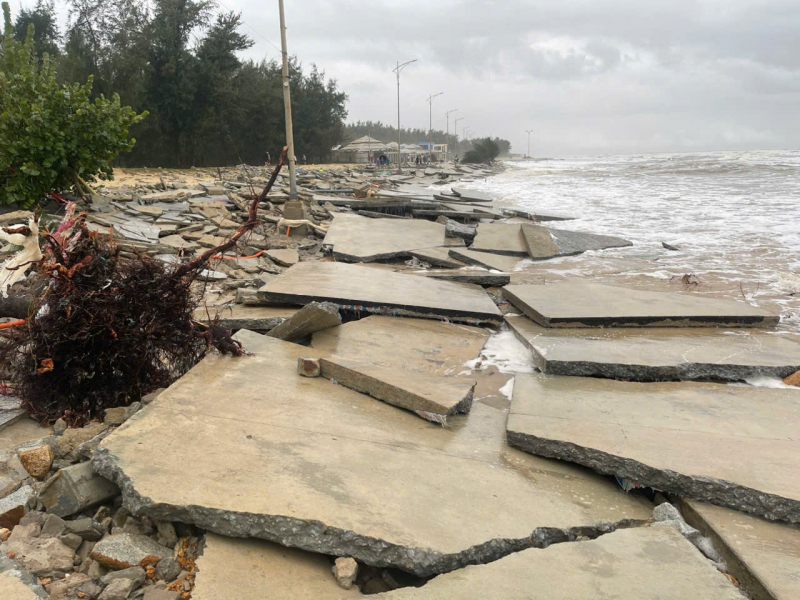 Bờ biển ở Thừa Thiên Huế bị sóng đánh vỡ tan nát trong bão số 6 -1