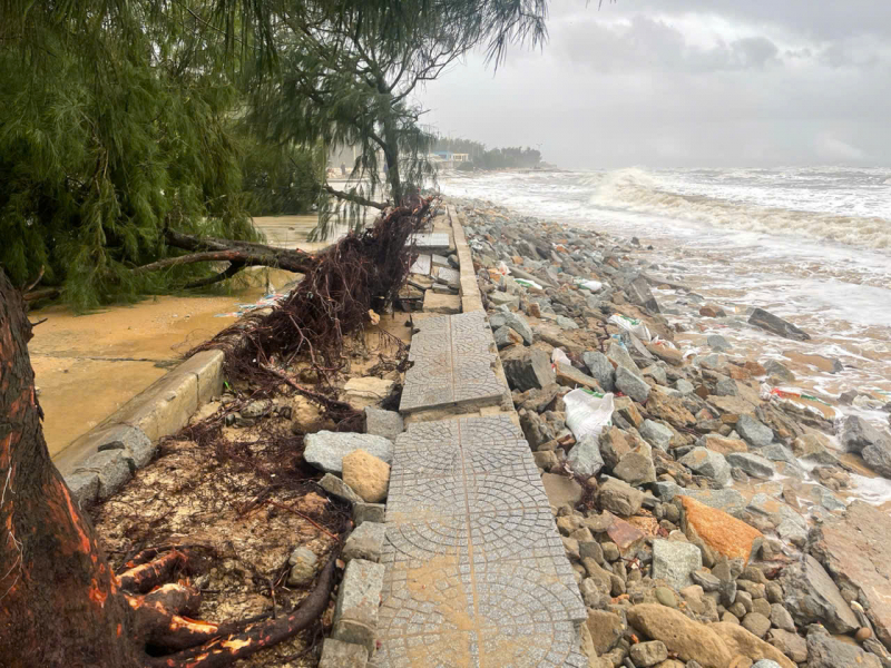 Bờ biển ở Thừa Thiên Huế bị sóng đánh vỡ tan nát trong bão số 6 -0