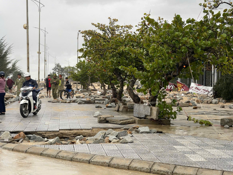 Bờ biển ở Thừa Thiên Huế bị sóng đánh vỡ tan nát trong bão số 6 -0