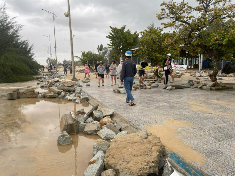 Bờ biển ở Thừa Thiên Huế bị sóng đánh vỡ tan nát trong bão số 6 -0