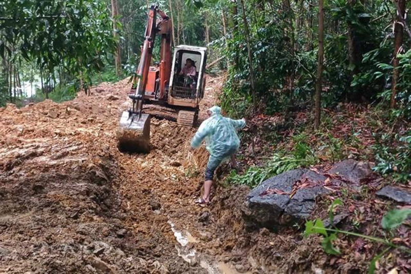 Quảng Nam: Di dời khẩn cấp 30 hộ dân do sạt lở núi, đường liên xã vùng cao bị ách tắc do ngập nước -0
