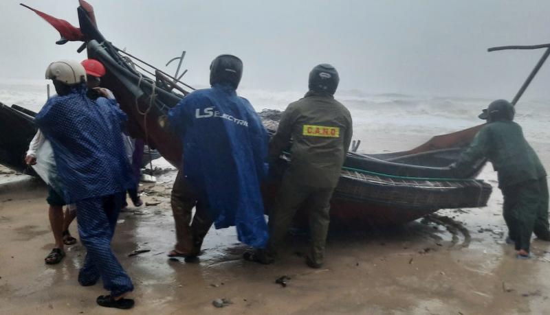 Mưa lớn, nhiều người dân ở miền núi A Lưới bị mắc kẹt trong rừng chưa trở về nhà -0