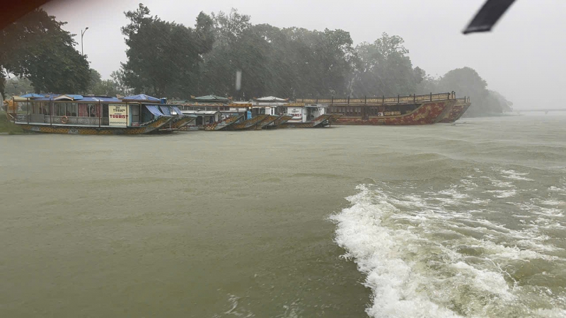 Mưa lớn, nhiều người dân ở miền núi A Lưới bị mắc kẹt trong rừng chưa trở về nhà -0