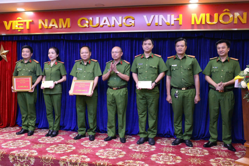 Khen thưởng các đơn vị khám phá nhanh vụ trộm 10,3kg bạc -0