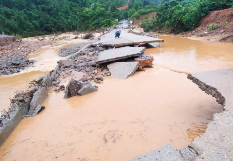 Quảng Trị: Nhiều tuyến giao thông hư hỏng, người dân được di dời khẩn cấp trong đêm -0