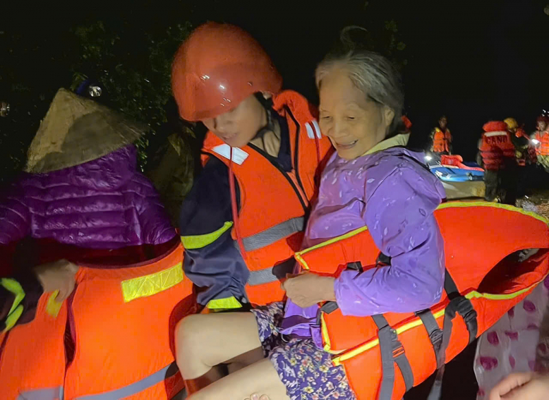 Quảng Trị: Nhiều tuyến giao thông hư hỏng, người dân được di dời khẩn cấp trong đêm -0