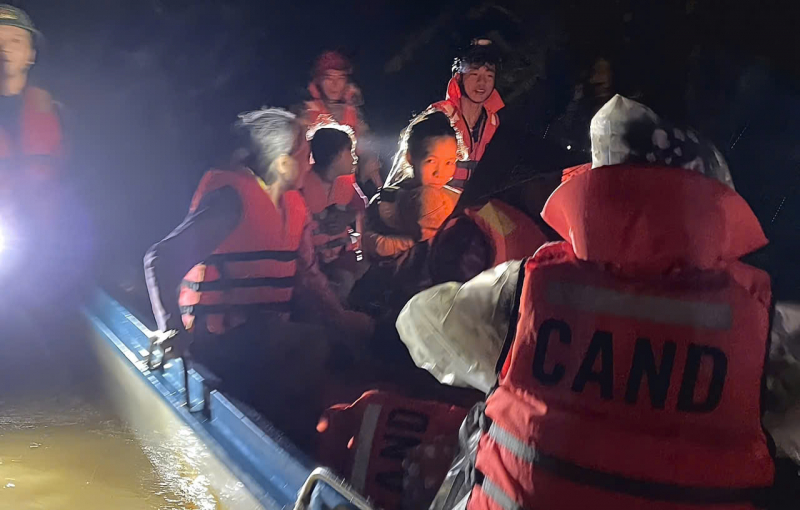 Quảng Trị: Nhiều tuyến giao thông hư hỏng, người dân được di dời khẩn cấp trong đêm -1