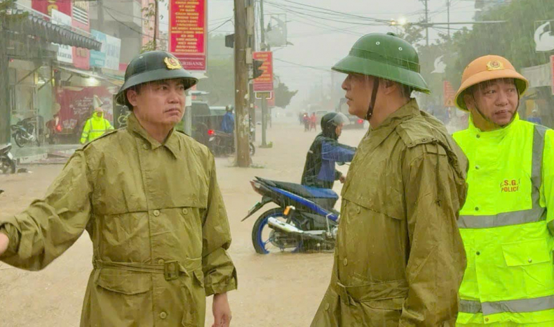 Công an Quảng Bình trắng đêm giúp dân chạy lũ -0