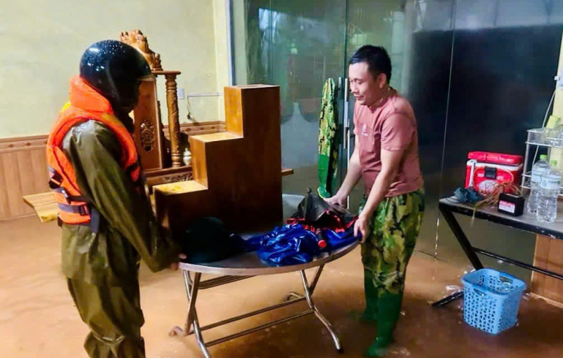 Công an Quảng Bình trắng đêm giúp dân chạy lũ -0