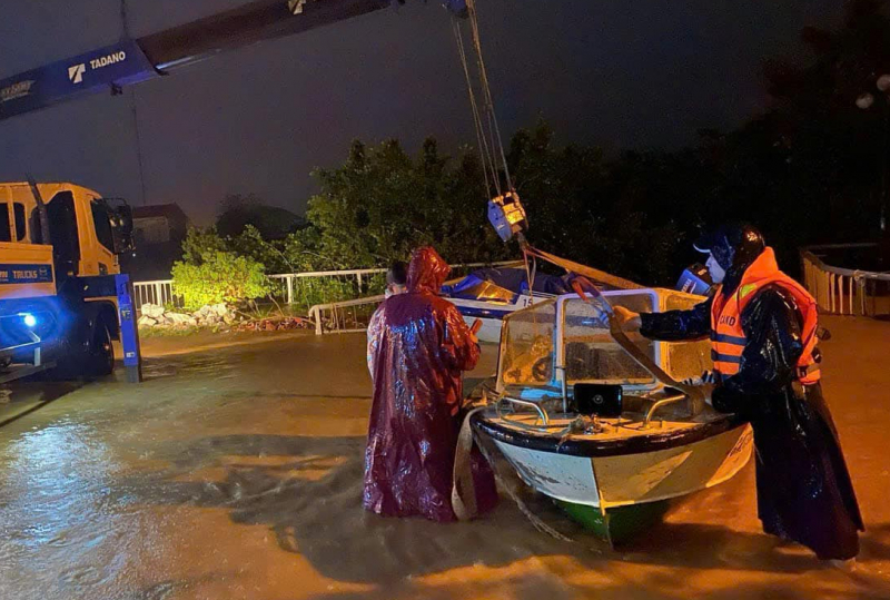 Công an Quảng Bình trắng đêm giúp dân chạy lũ -0