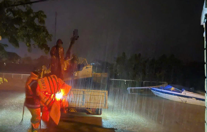 Công an Quảng Bình trắng đêm giúp dân chạy lũ -0