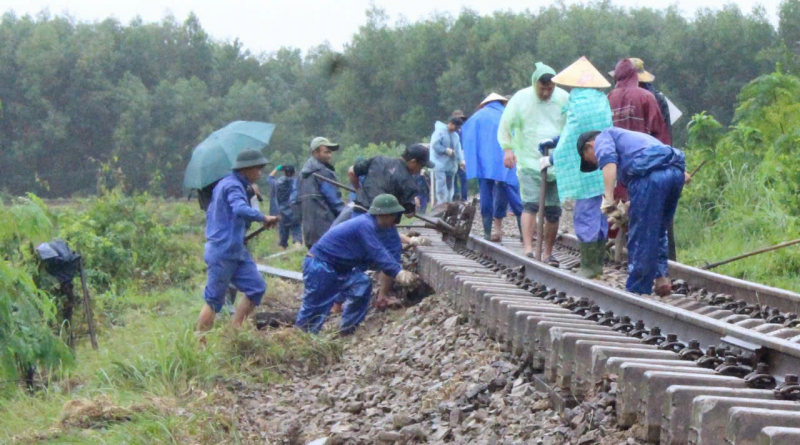 Quảng Trị: Nhiều tuyến giao thông hư hỏng, người dân được di dời khẩn cấp trong đêm -0