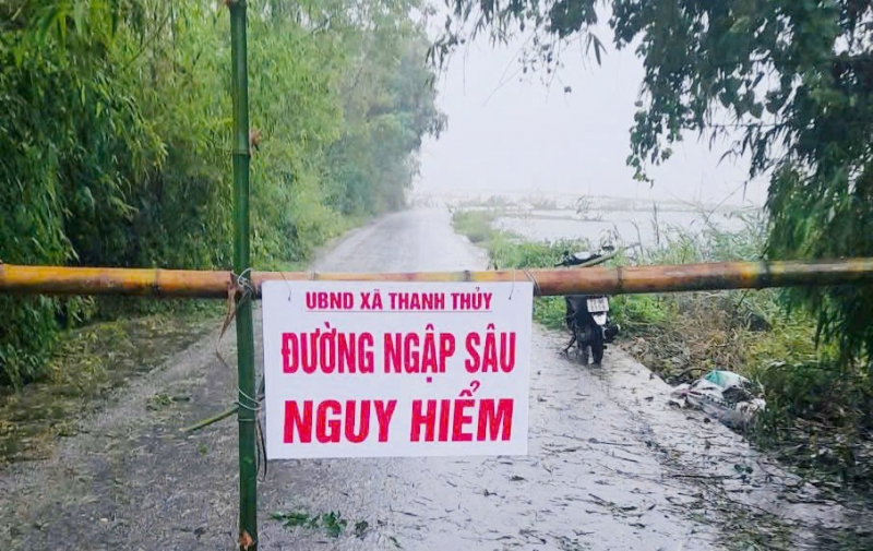 Công an Quảng Bình trắng đêm giúp dân chạy lũ -0