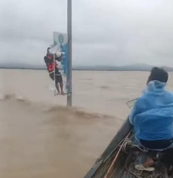 Nhân viên Viettel cứu người suốt đêm bám vào cột điện vì bị lật thuyền -0