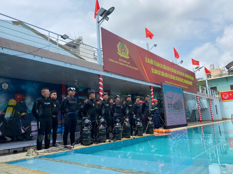 2 tổ Cảnh sát đặc biệt tinh nhuệ chữa cháy và CNCH trên cạn, dưới nước được thành lập -0