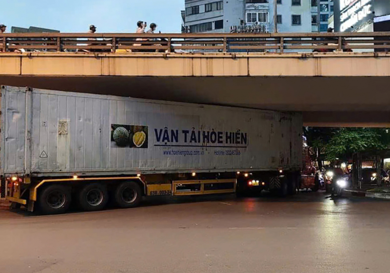 Tài xế container mắc kẹt dưới gầm cầu Ngã Tư Sở biện minh đi theo Google maps -0