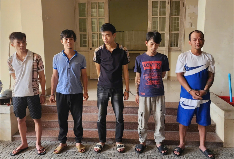 Bắt nhóm trai làng giải quyết mâu thuẫn bằng súng rolo tự chế -0