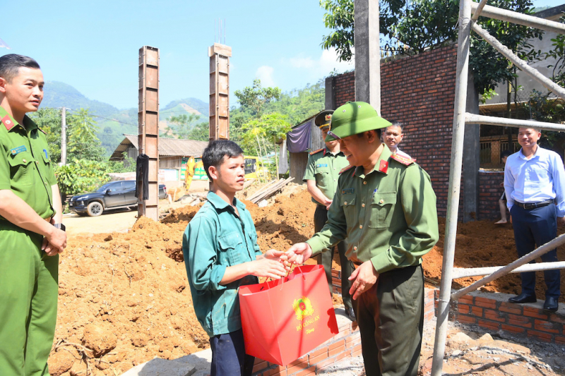 Đẩy nhanh tiến độ xây dựng nhà ở cho người dân bị mất nhà do mưa lũ -0