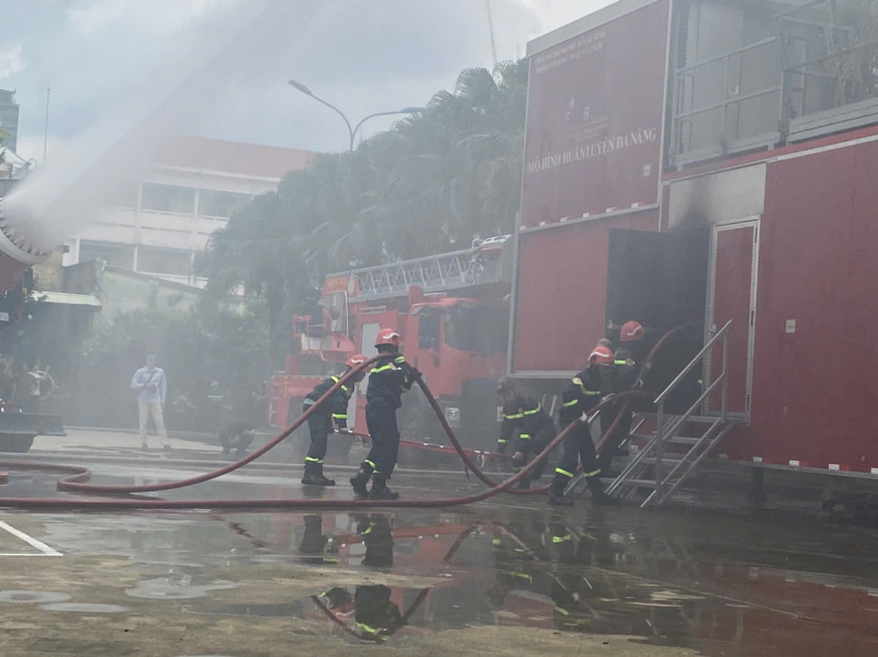 2 tổ Cảnh sát đặc biệt tinh nhuệ chữa cháy và CNCH trên cạn, dưới nước được thành lập -3