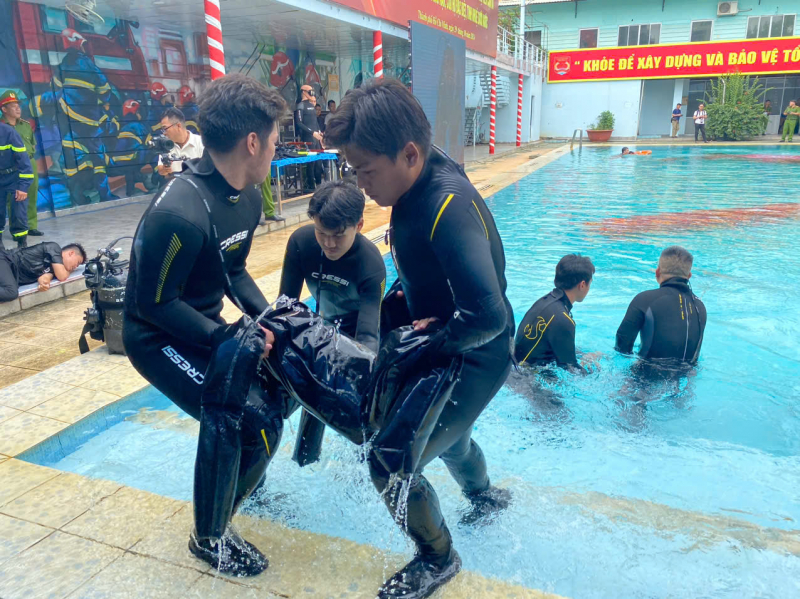 2 tổ Cảnh sát đặc biệt tinh nhuệ chữa cháy và CNCH trên cạn, dưới nước được thành lập -1