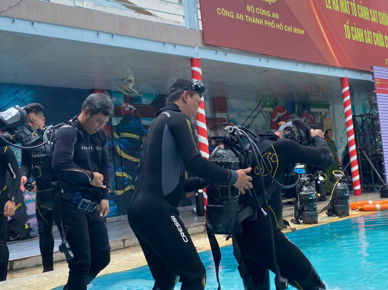 2 tổ Cảnh sát đặc biệt tinh nhuệ chữa cháy và CNCH trên cạn, dưới nước được thành lập -3