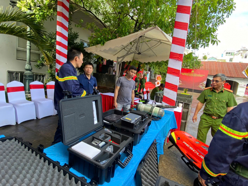 2 tổ Cảnh sát đặc biệt tinh nhuệ chữa cháy và CNCH trên cạn, dưới nước được thành lập -1