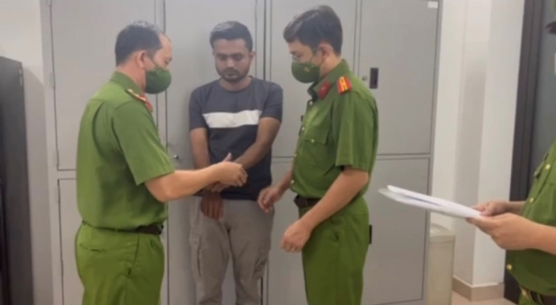 Bắt giữ đối tượng người nước ngoài vận chuyển trái phép 716 viên kim cương qua đường hàng không -0