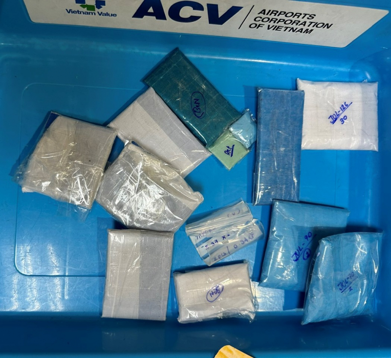 Bắt giữ đối tượng người nước ngoài vận chuyển trái phép 716 viên kim cương qua đường hàng không -1