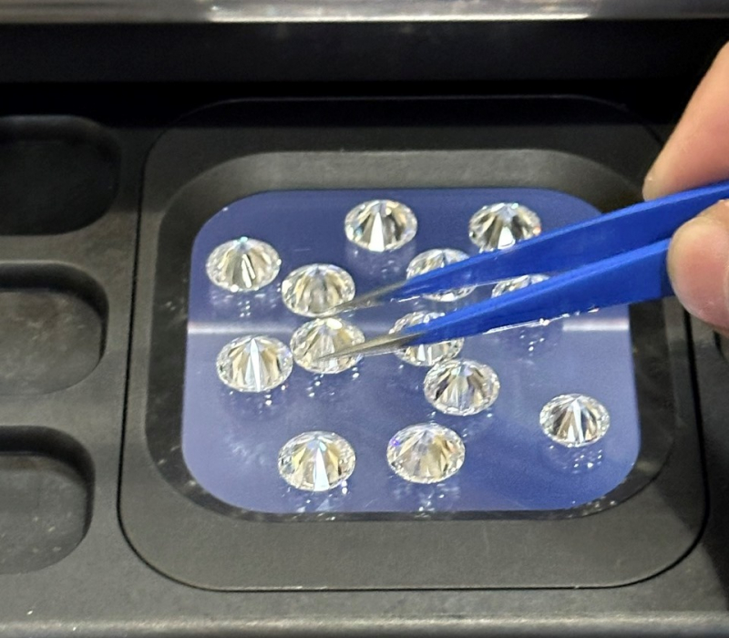 Bắt giữ đối tượng người nước ngoài vận chuyển trái phép 716 viên kim cương qua đường hàng không -1