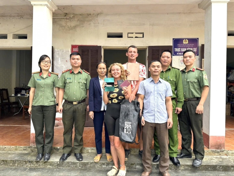 Chủ động đến Công an xã trình báo nhờ tìm người nước ngoài đánh rơi hộ chiếu và ví tiền để trao trả -0