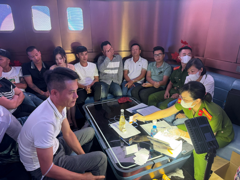 Bất ngờ đột kích trong đêm 3 tụ điểm ăn chơi đất Cảng phát hiện hàng trăm người sử dụng ma túy -0