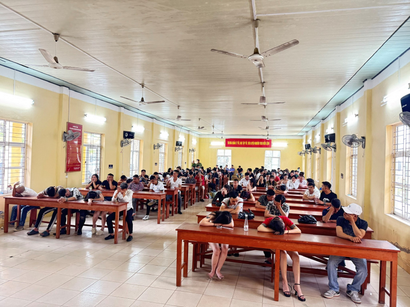 Bất ngờ đột kích trong đêm 3 tụ điểm ăn chơi đất Cảng phát hiện hàng trăm người sử dụng ma túy -0