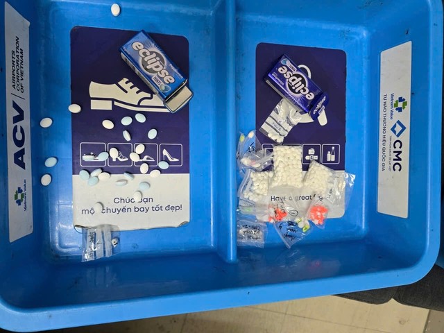 Phát hiện thêm 362 viên kim cương nhập lậu qua sân bay Tân Sơn Nhất -1