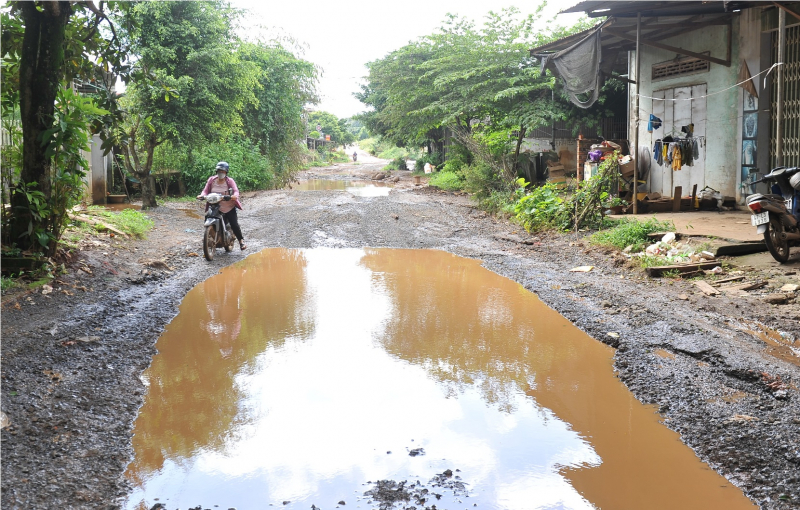 Dân bức xúc vì hơn 1km đường thi công gần 4 năm chưa xong -0