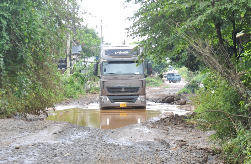 Dân bức xúc vì hơn 1km đường thi công gần 4 năm chưa xong -0