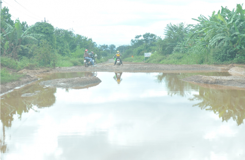 Dân bức xúc vì hơn 1km đường thi công gần 4 năm chưa xong -0