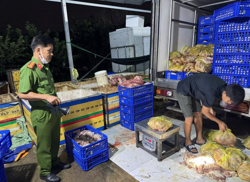 Hơn 4 tấn thịt lợn bốc mùi chuẩn bị vào lò chế biến giò, chả, lạp xưởng, xúc xích -0