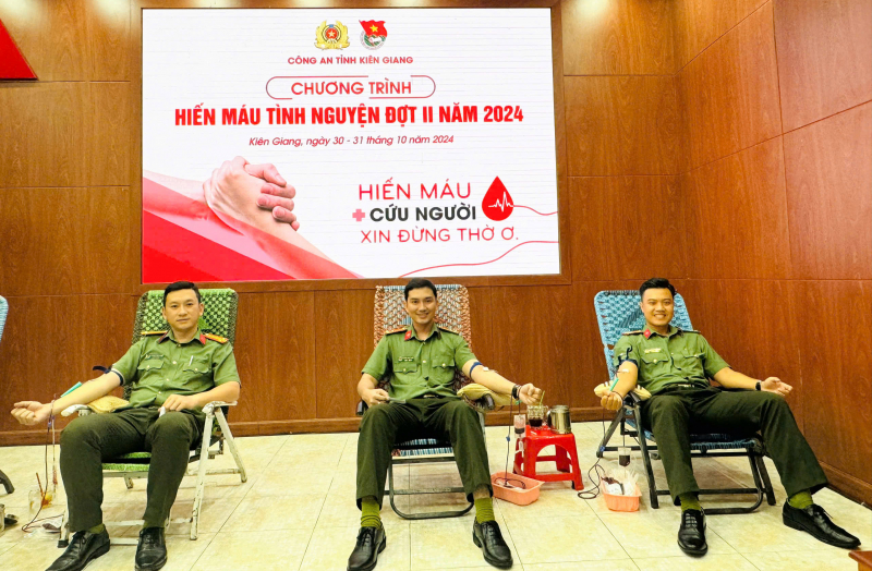 Tuổi trẻ Công an tỉnh Kiên Giang hăng hái tham gia hiến máu tình nguyện -0