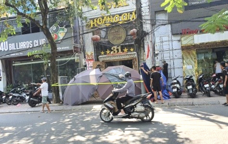 Vào cuộc điều tra người đàn ông tử vong trước cửa quán karaoke ở Hà Nội -0