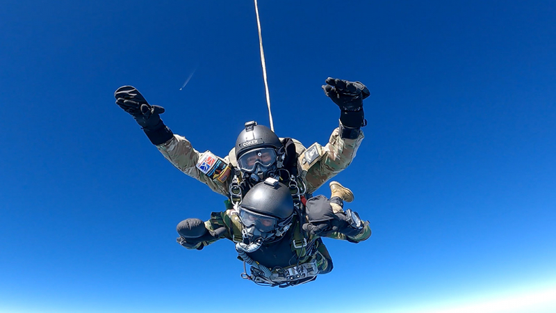 cú nhảy của jim và alex được kiểm soát bởi đài không lưu và một máy bay phải thay đổi đường bay để nhường đường cho họ. ảnh tgr.jpg -0