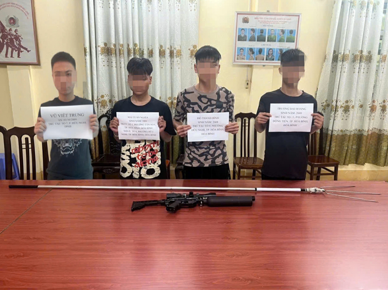 Xử lý nhóm thanh thiếu niên mang vũ khí đi 