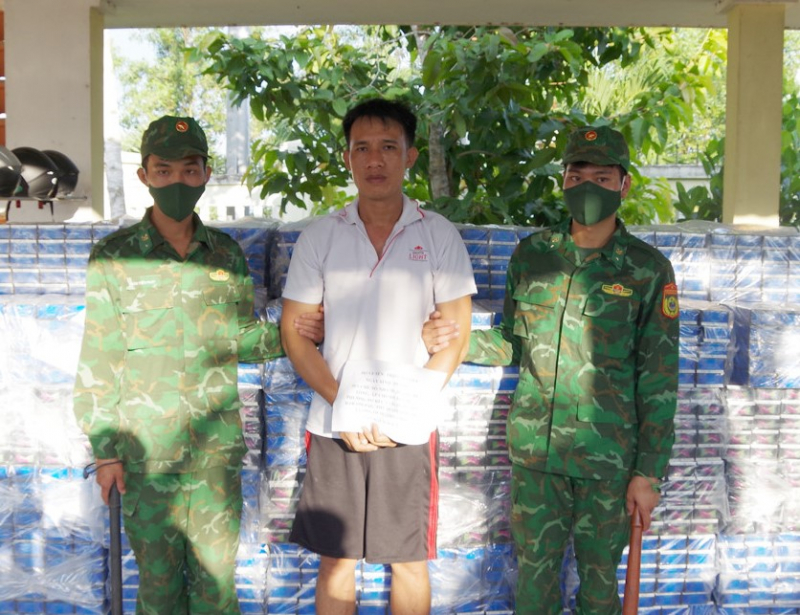 Được trả công 1.000 USD để vận chuyển 35.000 gói thuốc lá từ Campuchia vào Long An -0