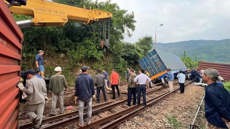 Tàu chở hàng lật 3 toa trên đèo Hải Vân -0