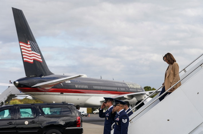 Ông Trump và bà Harris suýt