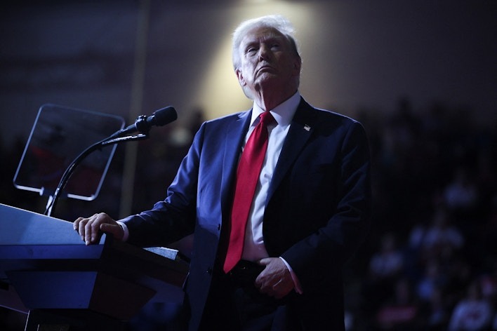 Ông Trump và bà Harris suýt