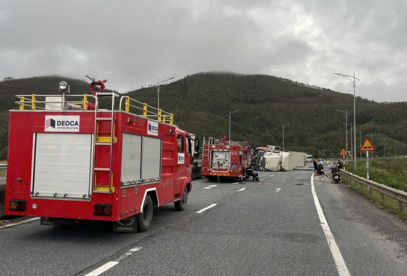 Xe container bị lật khi vừa ra khỏi hầm Phước Tượng, QL1A ách tắc -0